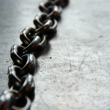 Links in a chain image illustrating an article on link building strategy
